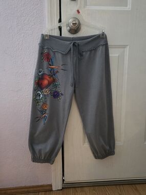 Junior  Gray Floral Heart Jogger Capris with Drawstring